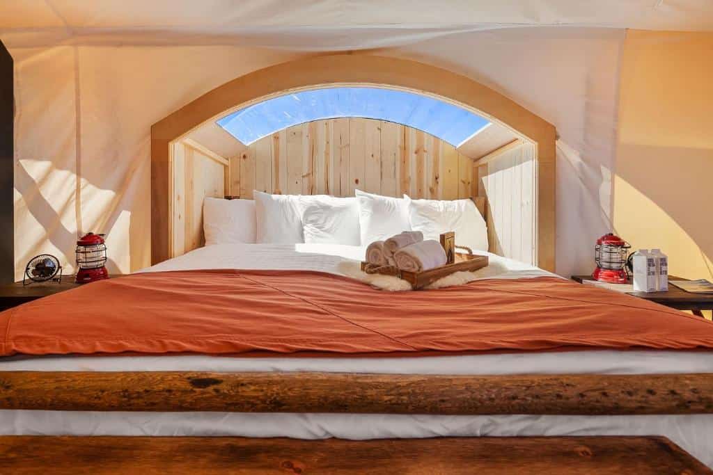 Glamping tent with stargazing window near the Grand Canyon
