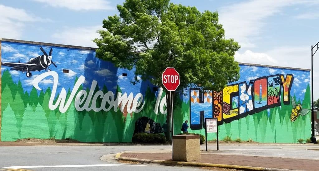 Art mural painted on building saying Welcome to Hickory NC
